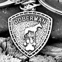 Doberman mintás pajzs kulcstartó